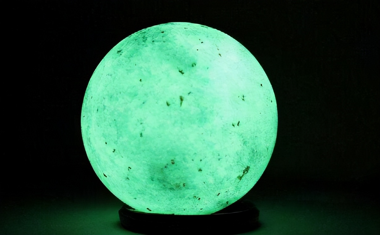 大叔因救人获赠“小石头”，20多年后发现：这是价值2亿的夜明珠