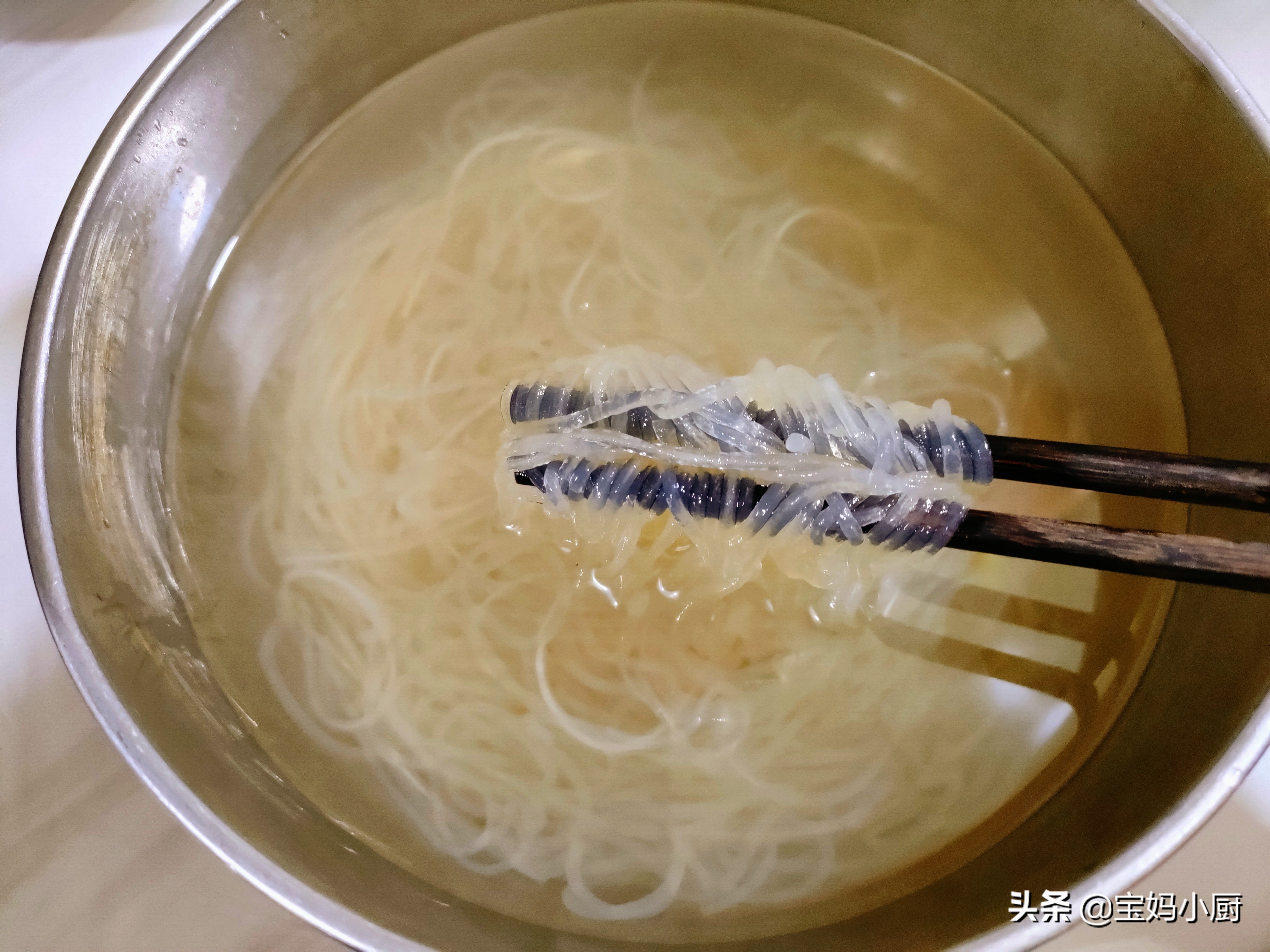 如何炒粉条松散不粘成一团,做粉条的步骤简单