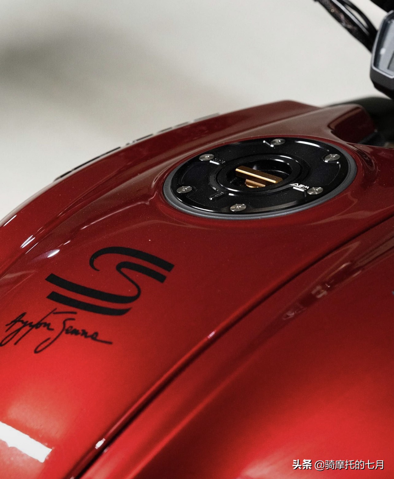 冬天骑杜卡迪是一种什么样的体验,路上偶遇杜卡迪红色大魔鬼