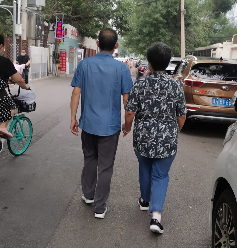 “夫妻生活”无法自拔？过度“*生活性**”有何危害，医生说出实情