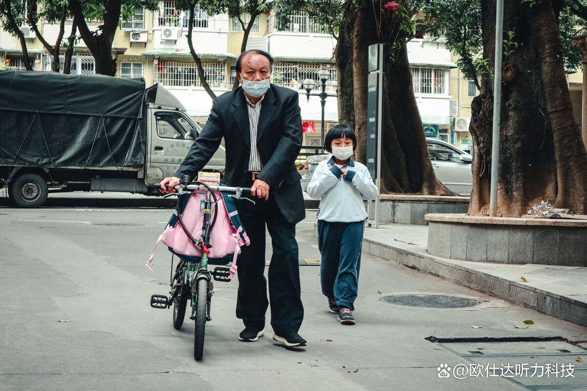 一侧耳朵全聋佩戴助听器有用吗,老年人耳聋耳背怎么佩戴助听器