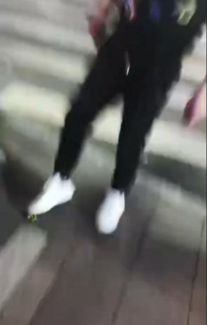 男子在电瓶车上发现一条小青蛇,男子凌晨玩蛇被人咬