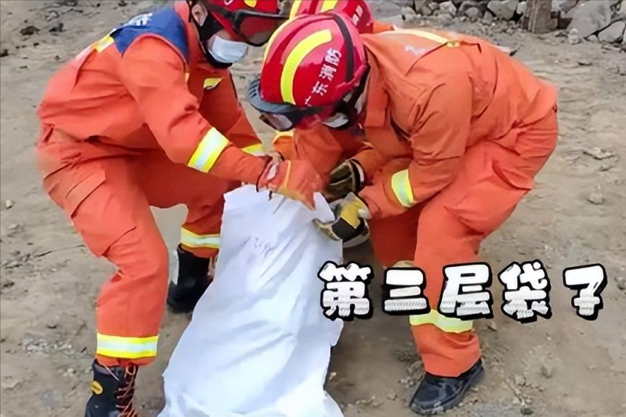 40多斤巨蟒被困深井数月,25斤巨蟒闯入居民家中现场曝光