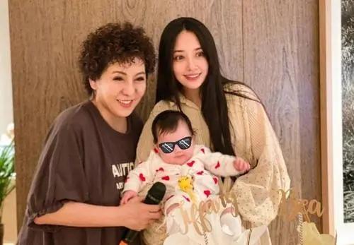 向佐郭碧婷恋爱前出席活动,郭碧婷向佐甜蜜牵手疑似恋情曝光