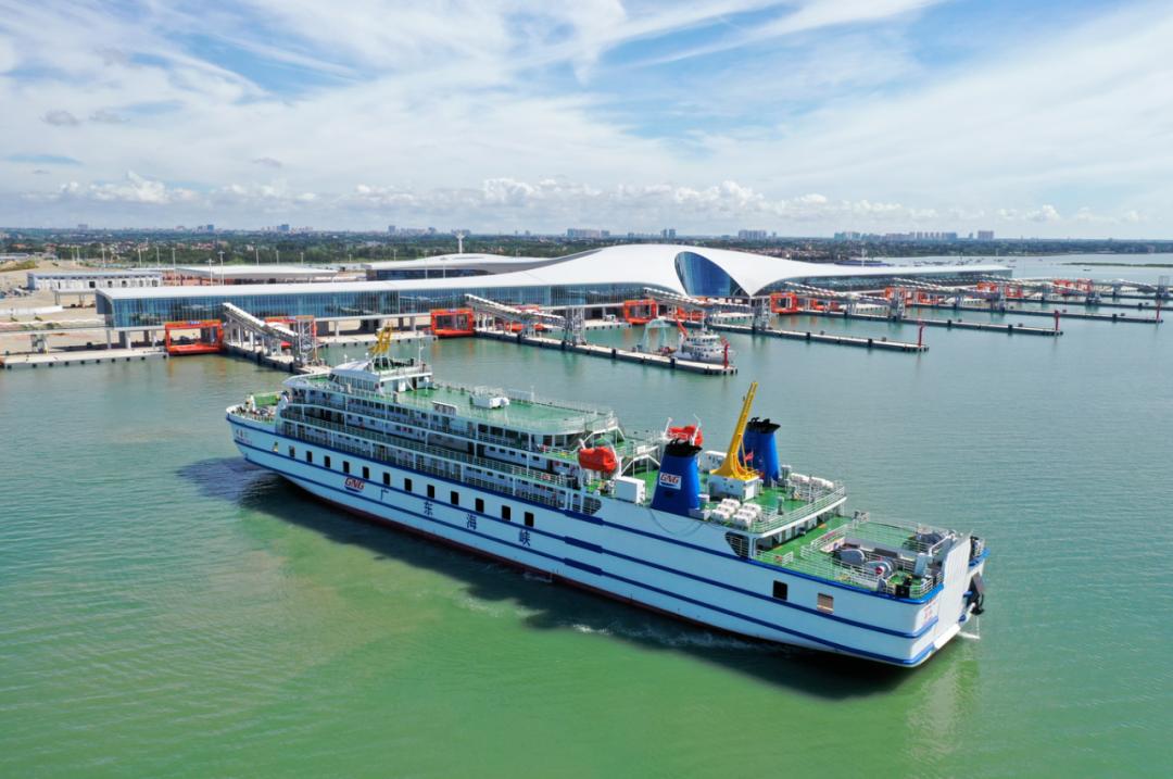 一夜爆火!海南游客骑电动车一日游徐闻