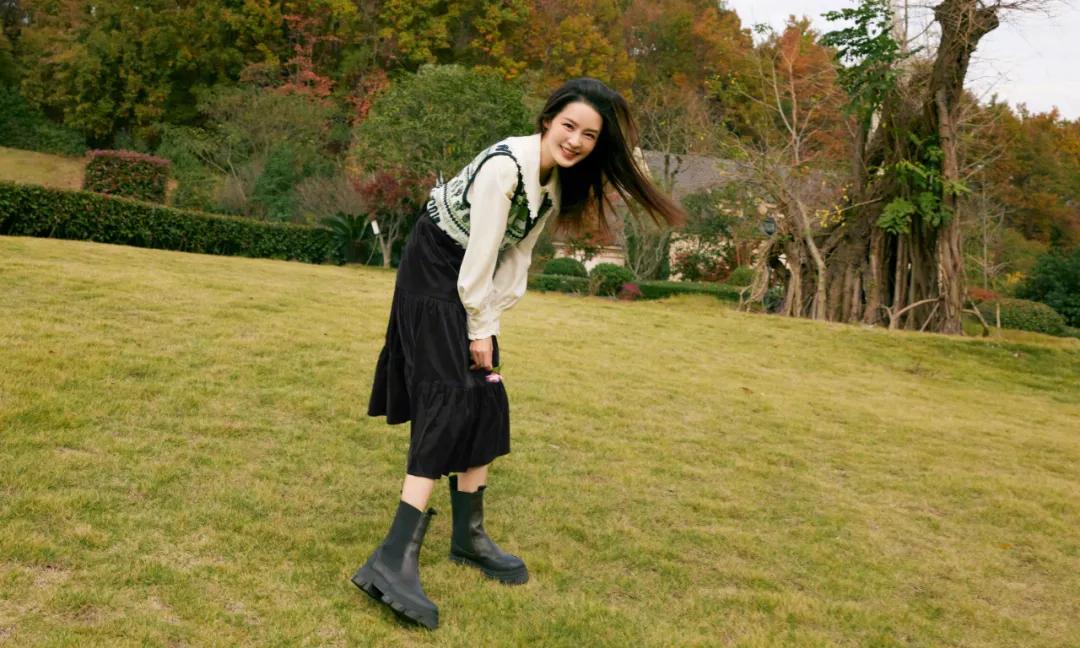 紧身裙子搭配今年超火的靴子,配小香风裙子的半腰靴子