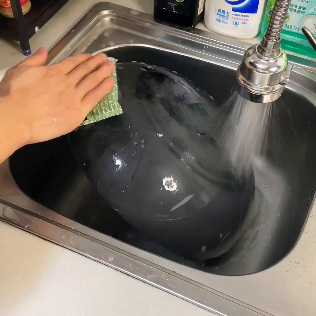 生锈的柴火铁锅怎么处理干净,家中煮菜的铁锅生锈了怎么处理