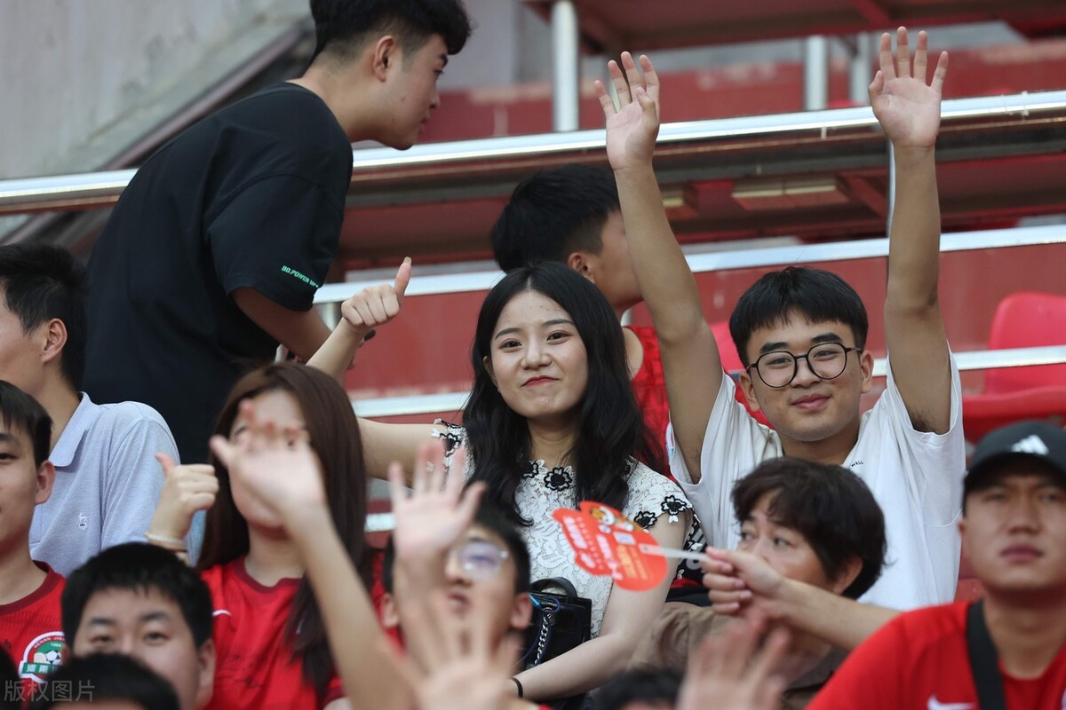 中国足球女球迷惊艳全场,足球看台漂亮的女球迷