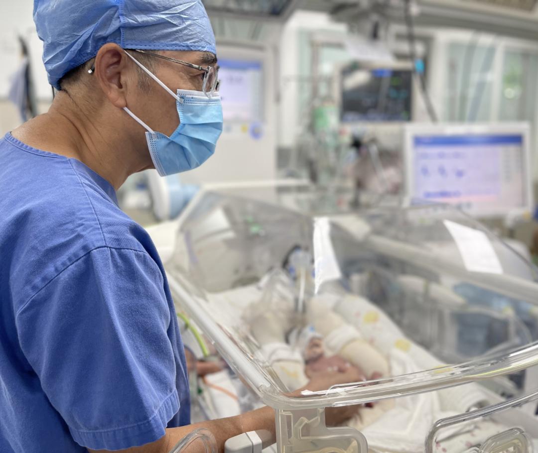 湖南女子怀孕6月没动静，坚持生下发现是猴娃，1岁块头比西瓜小