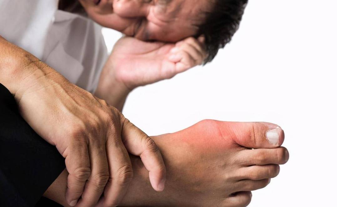 尿酸偏高在睡觉时会发生什么,尿酸高晚上睡觉有四种表现