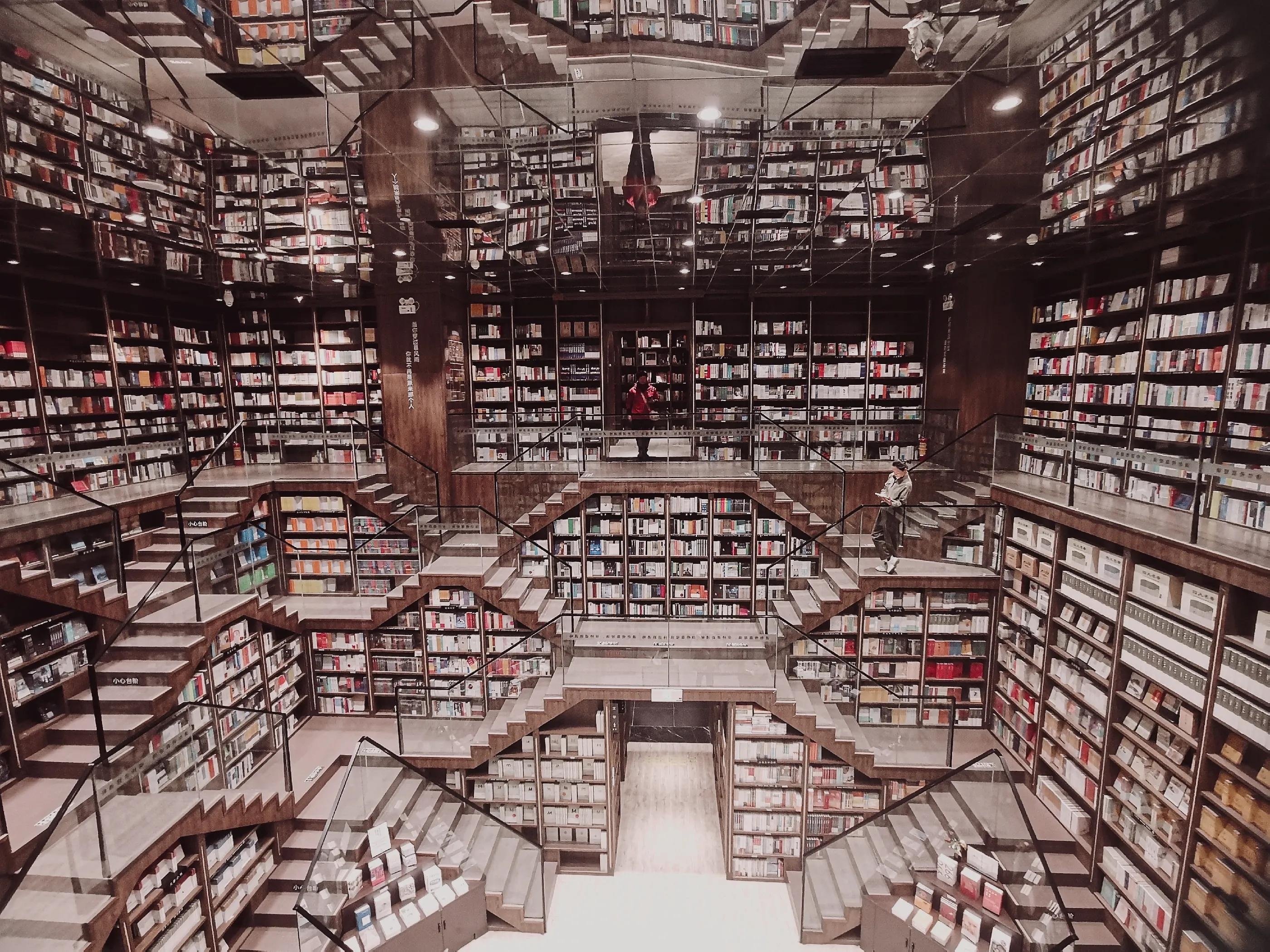 没落的重庆杨家坪，热闹的中迪广场钟书阁