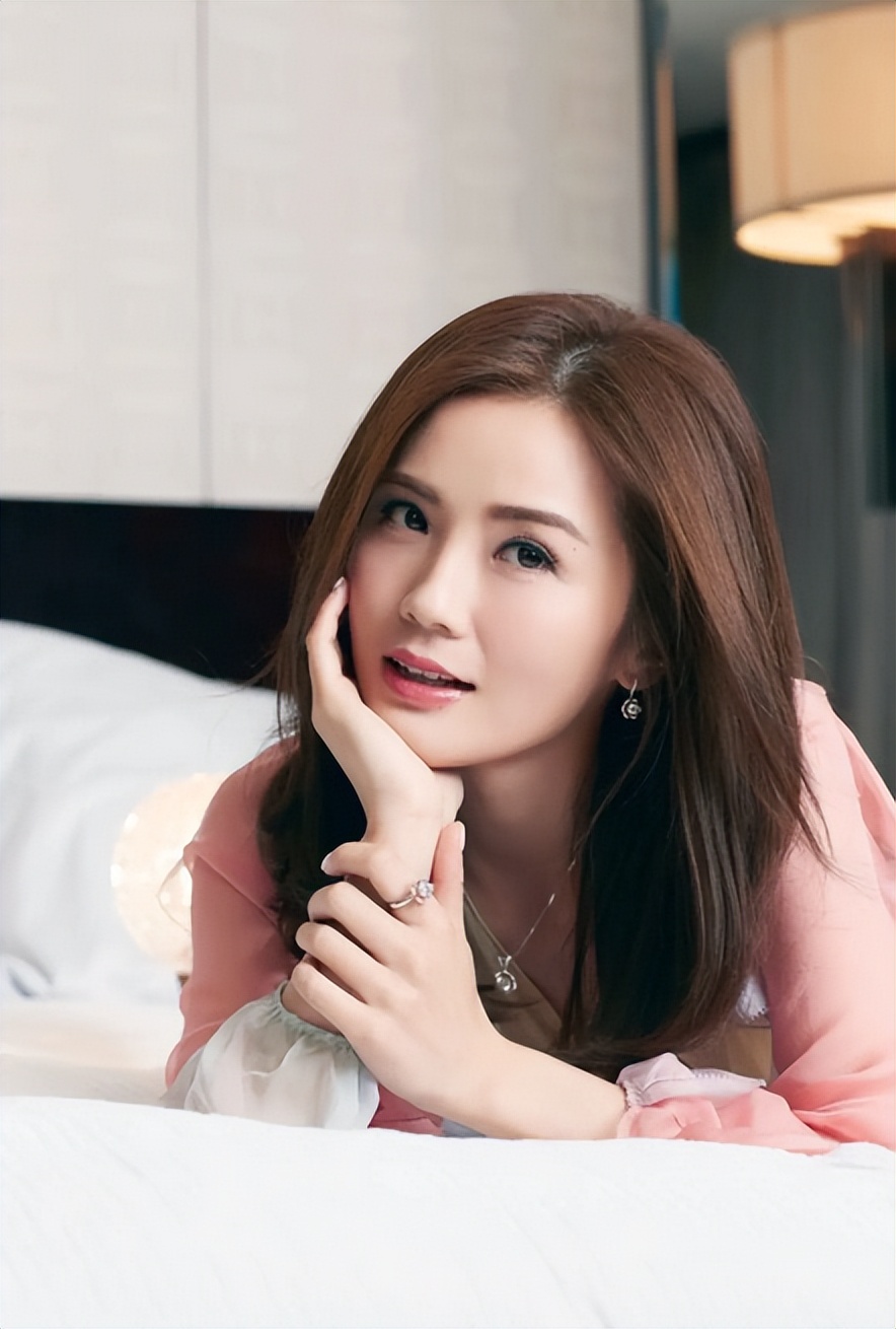 娱乐圈塌鼻子宽鼻翼好看的女明星,塌鼻子也能美出圈