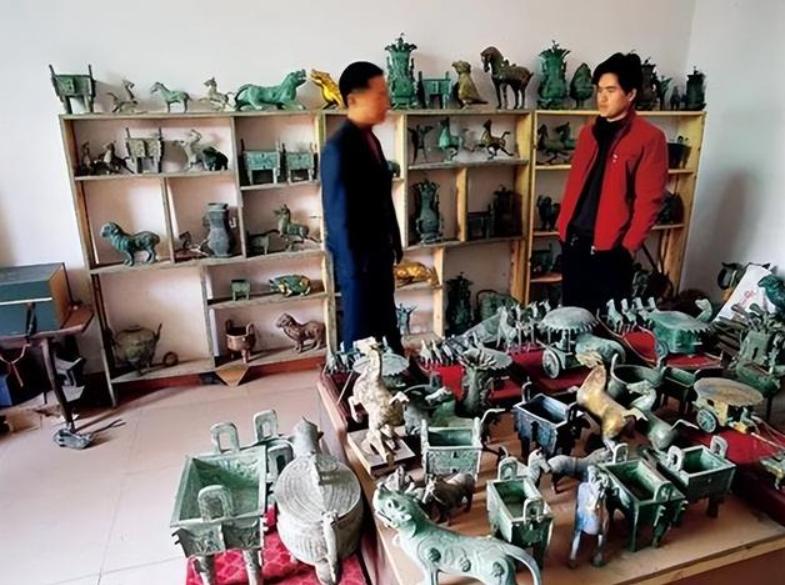 河南老汉靠造假发财,河南老汉制假