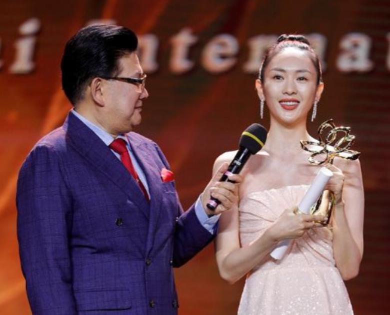 “资本大鳄”王冉：51岁娶小17岁童瑶，凭一己之力“捧红”娇妻