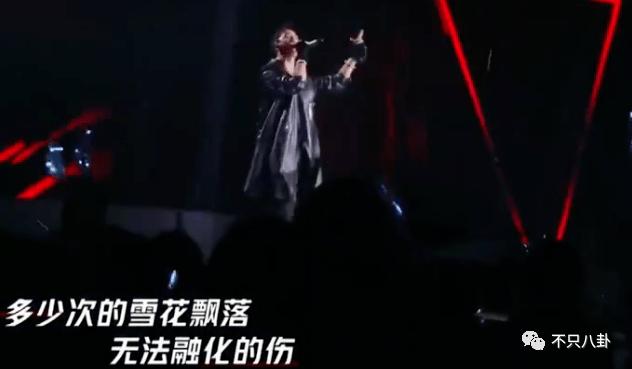 好甜，她嫁给自己的漫画主人公啦