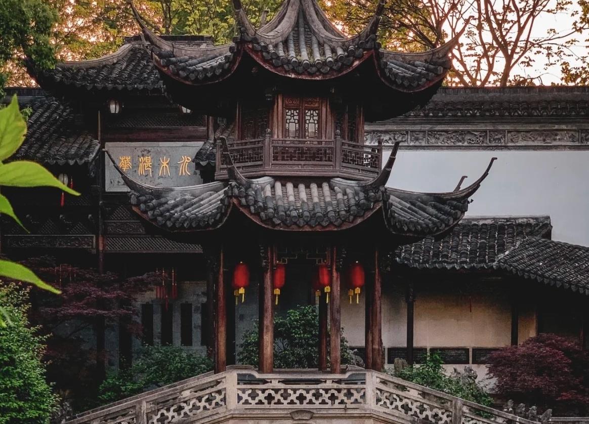 来江南穿汉服照视频,穿汉服在杭州西湖拍的视频