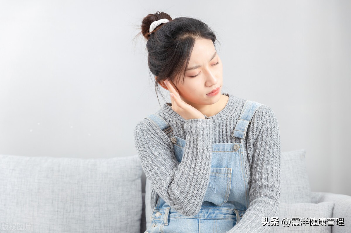 耳朵里太痒了掏出来臭臭的东西,耳朵里痒一掏就流水是什么原因