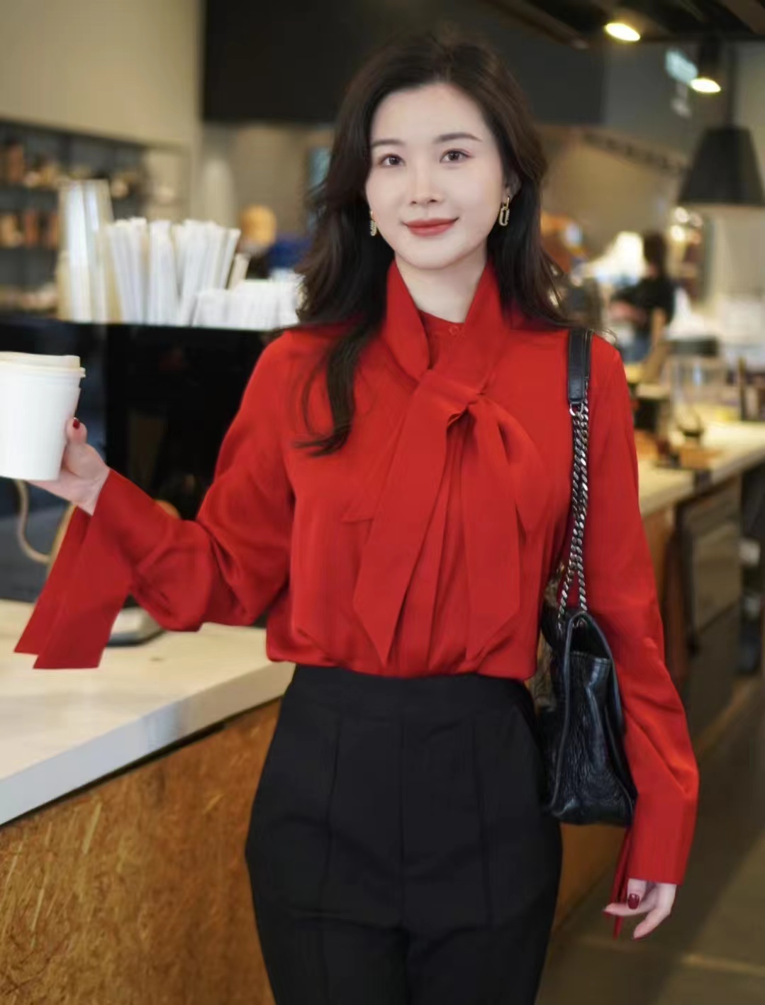 穿黑色裤子配什么色上衣,黑色宽腿裤子配什么上衣