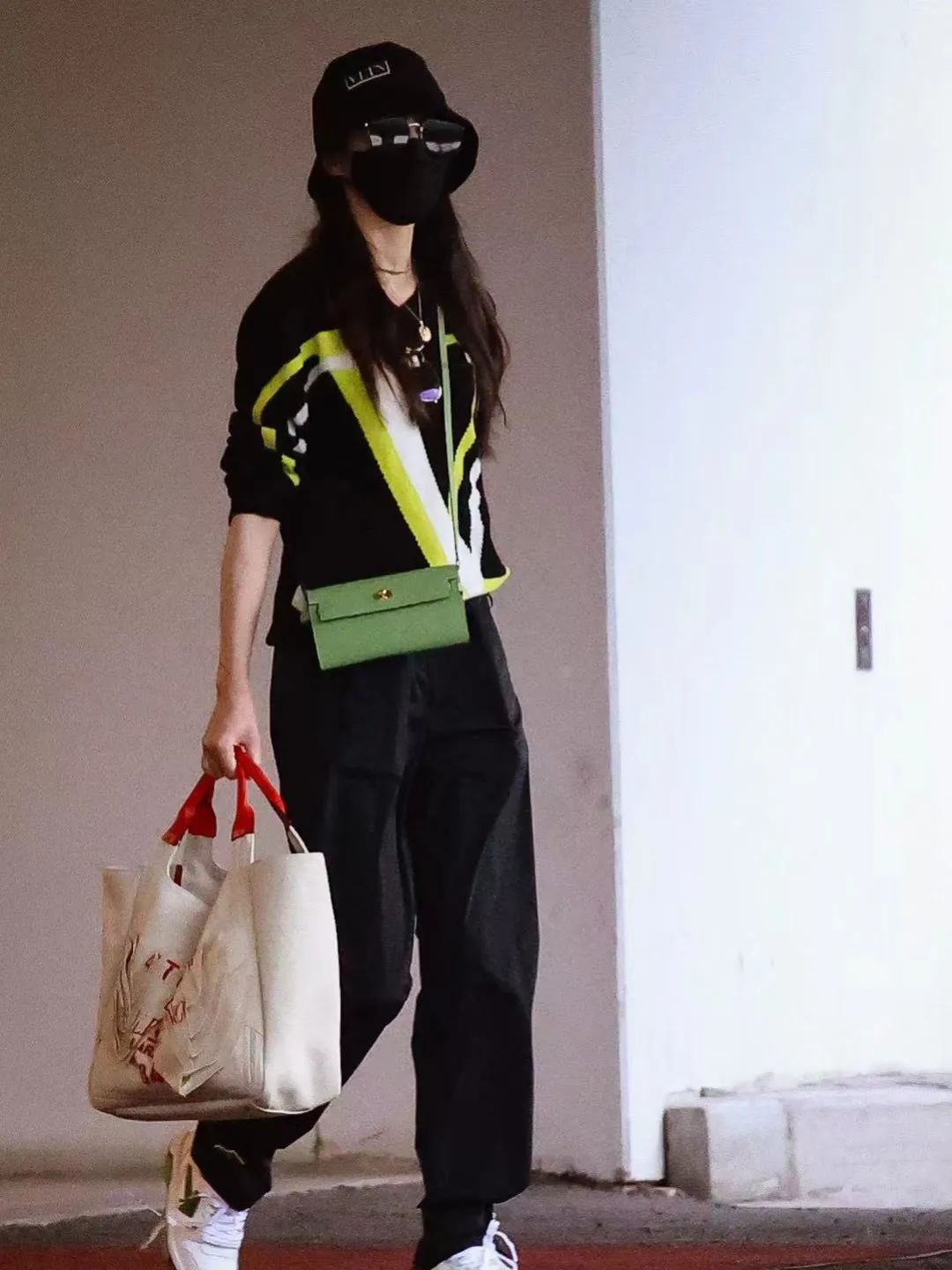 唐嫣在机场时背的焦糖色包,唐嫣曾经用过哪些包包