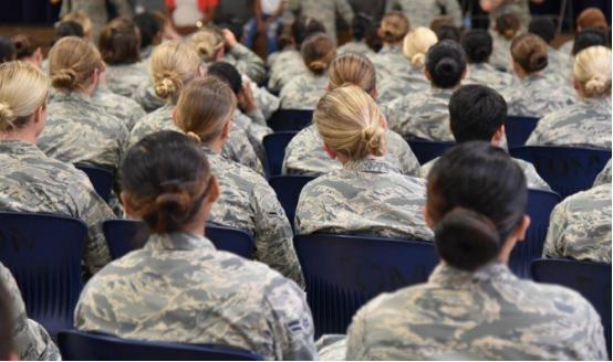 美国女兵惨死军营,“所有同事都性侵我”,官方称其自杀