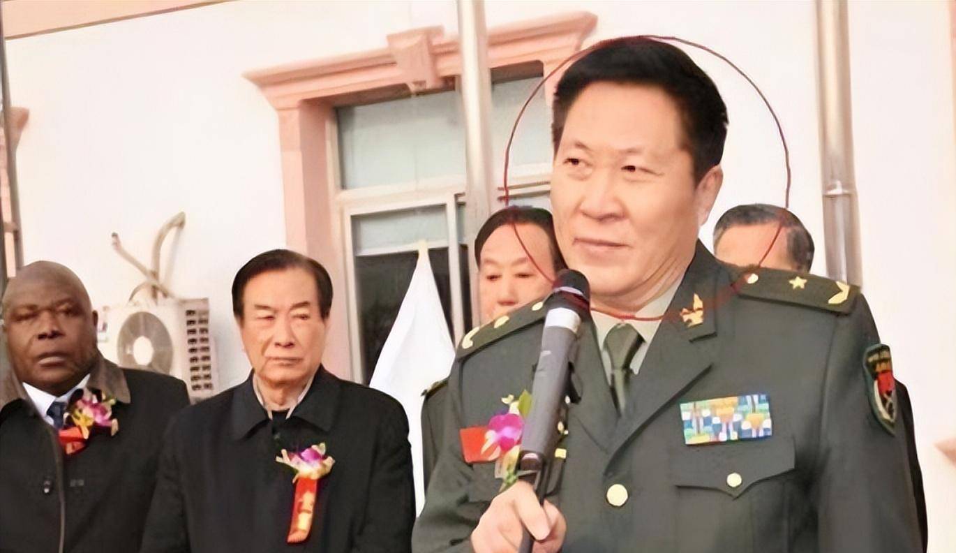 13年,北京军官自封少将,娶俩老婆敛财380万,因一照片暴露身份