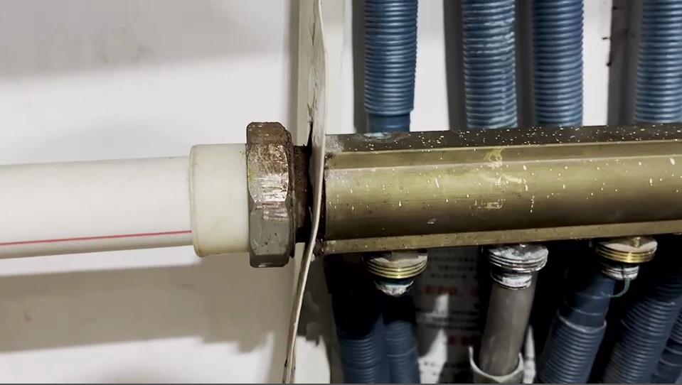 地暖更换分水器漏水怎么办,地暖更换分水器用抽掉管里的水吗