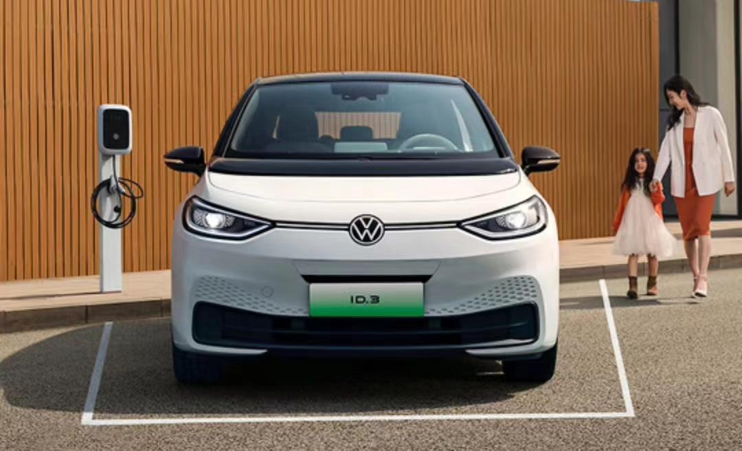 最高降8.9万，大众直接对线比亚迪：一哥、二哥巅峰对决开始