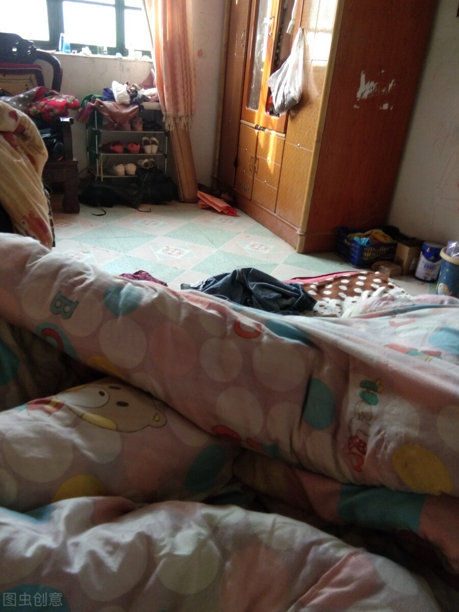 大学毕业几年在家玩手机不找工作,大学毕业不工作整天躺床上玩游戏