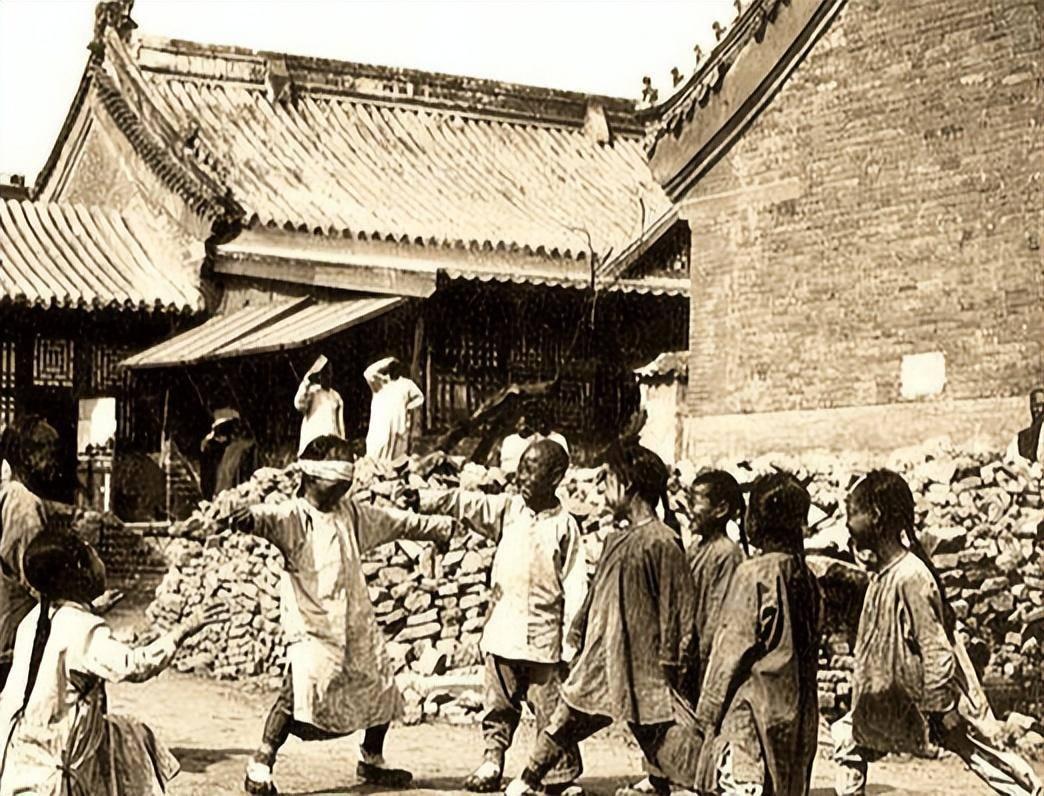 女子身穿日本侵华军装照片,女子穿侵华日军服装摆拍新闻视频