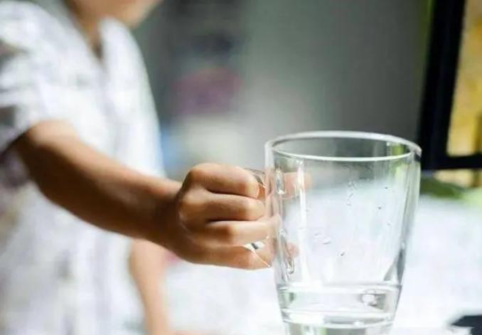 重庆残疾小伙卖白糕,重庆卖白糕富翁被杀