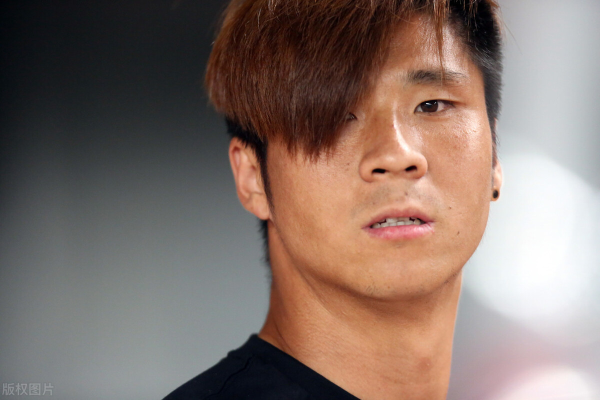 他是鲁能球迷公认的坏小子，加盟球队后年年被下放，曾拉黑戴琳