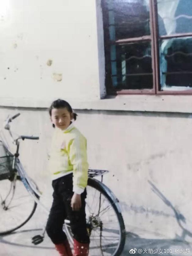 杨超越早期服务员,杨超越草根逆袭成长记