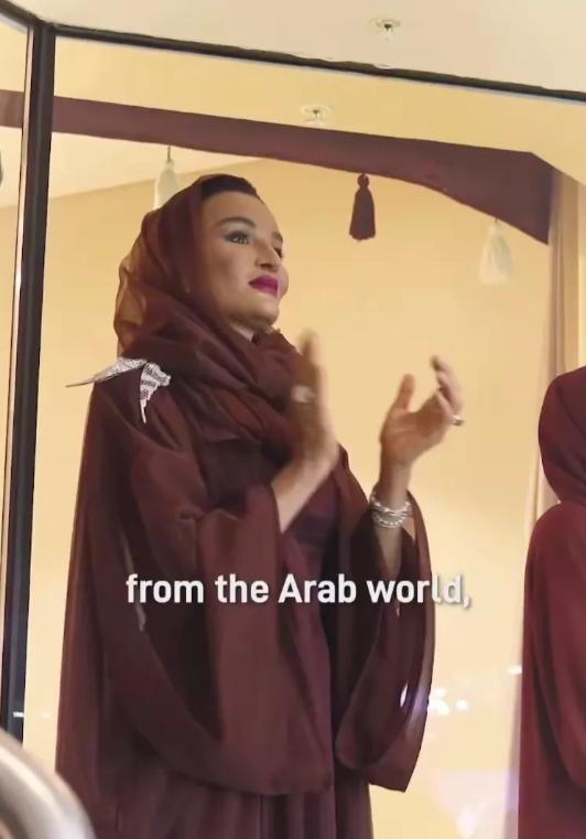 卡塔尔太后穿12年前的裙子，戴卡洛琳公主同款胸针，依然惊艳时光