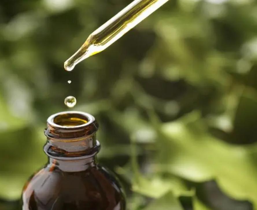 医生检查阴虱的镊子和刀片,男子发现阴虱