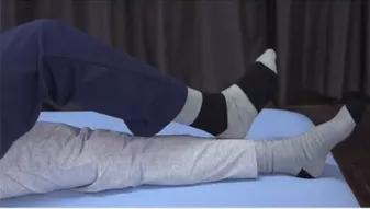 偏瘫患者下肢床上康复训练,偏瘫后下肢的拉伸训练