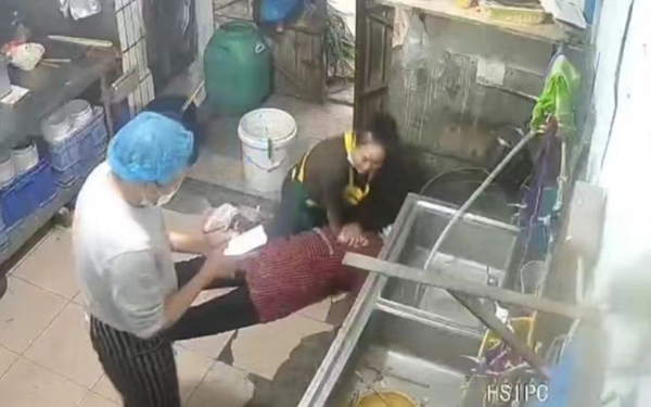 急救女子人工呼吸胸外按压,女医生胸外按压救人