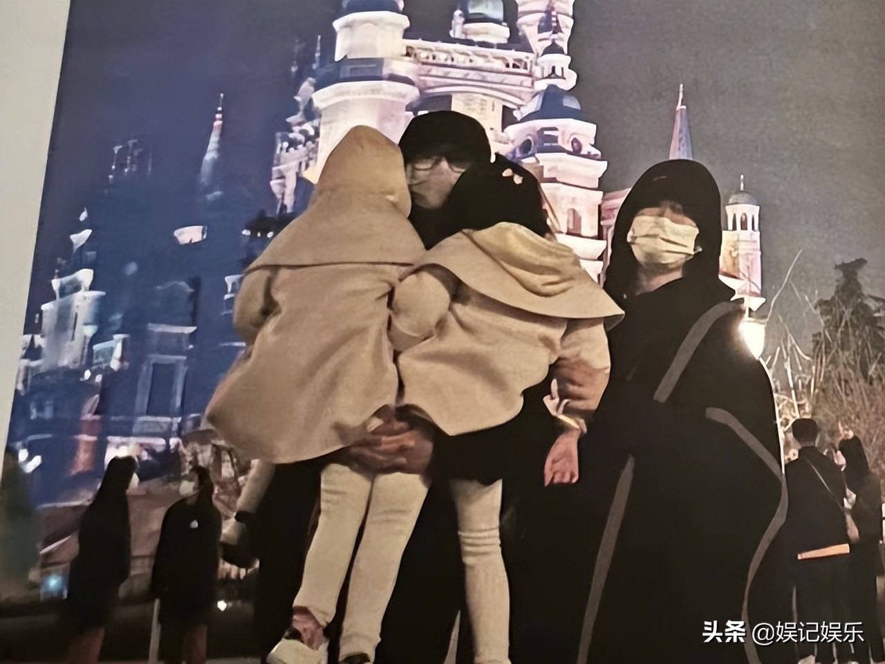 谢娜首晒小咘芽近照,谢娜小咘芽百天照