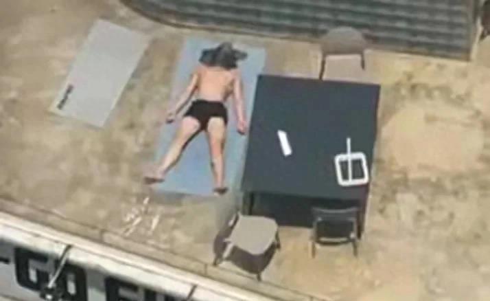 男子在小区裸晒补钙后续,男子在小区裸晒补钙犯法么