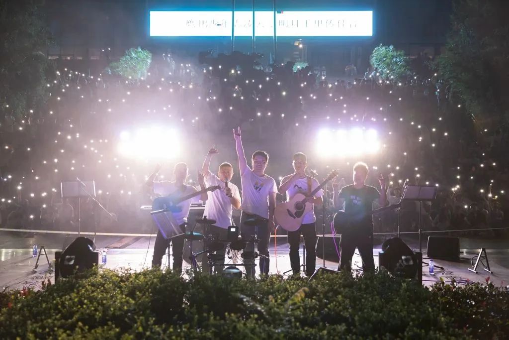 鐩涗笘鍗庤癁鐮ョ牶鍓嶈,鐩涗笘涓崕鐮ョ牶鍓嶈