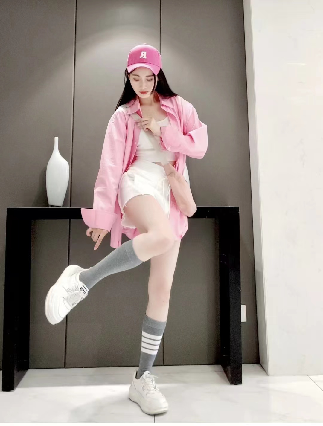 白短裤子怎么搭配衣服和鞋子图片,条纹白色短裤配什么上衣男士