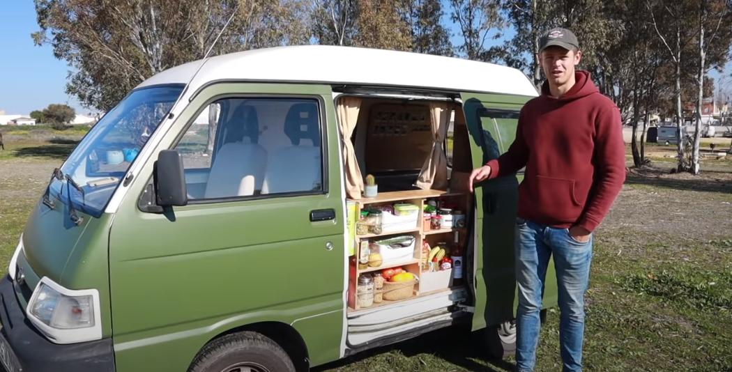 房车里的蜗居生活,国外夫妻房车生活