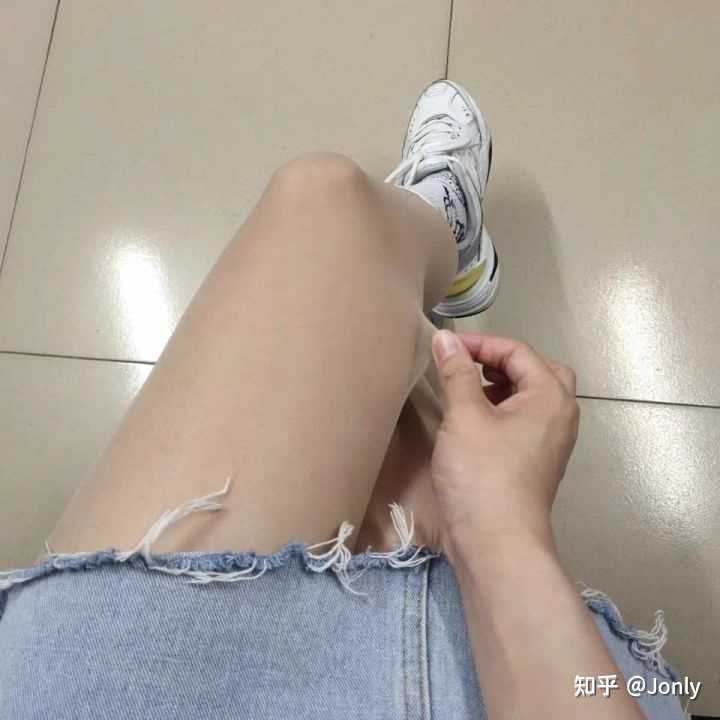 为什么穿棉袜会挤脚,为什么女生穿袜子爱卷袜子