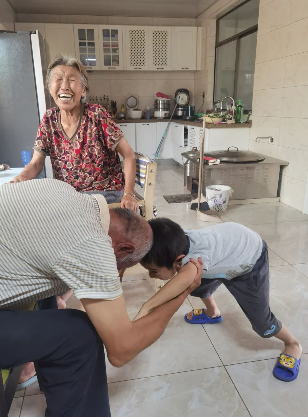 7月份人来人往街道,7月北京人山人海