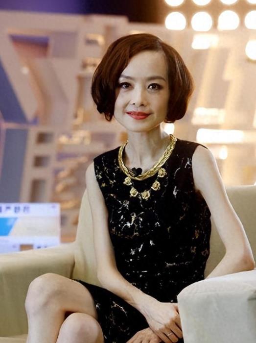 鲁豫相差19岁“母子恋”曝光，疑似已同居，同一单元共用一个车位