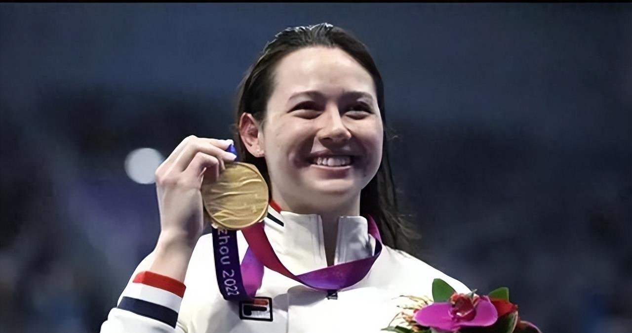 何诗蓓夺冠奏国歌,何诗蓓破世界纪录