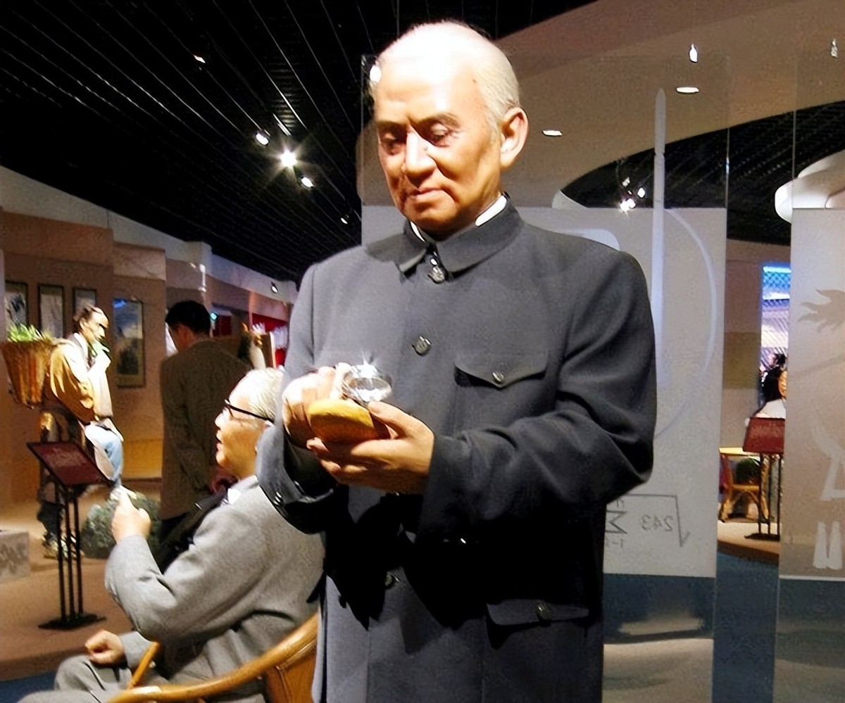 *安门天**除了毛主席画像，还悬挂着国徽，2019年曾发生过变化