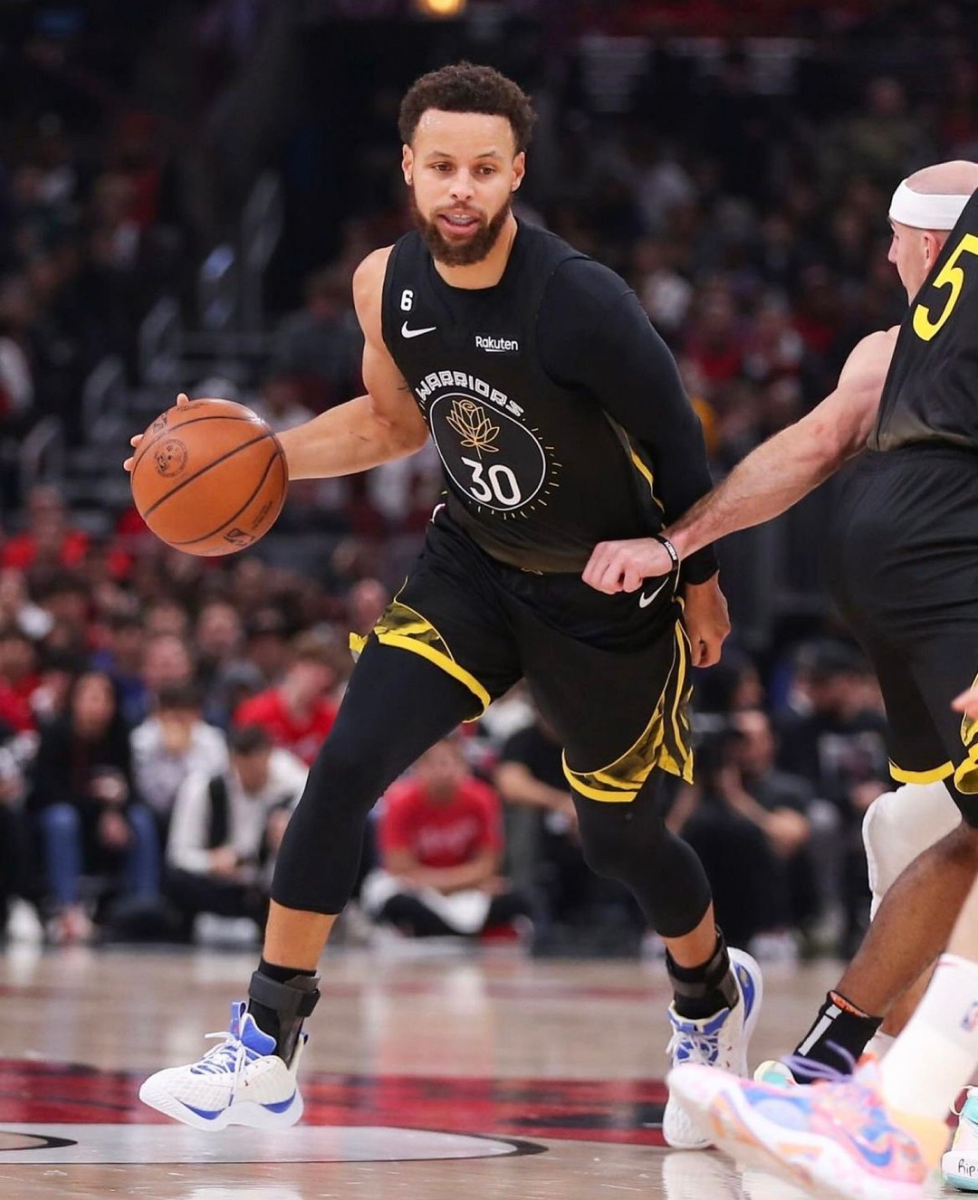 NBA球员上脚：欧文穿天价Kyrie4，中国球鞋太帅了