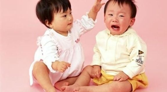 2岁宝宝爱打人怎么纠正,宝宝睡着手还不停打人怎么回事