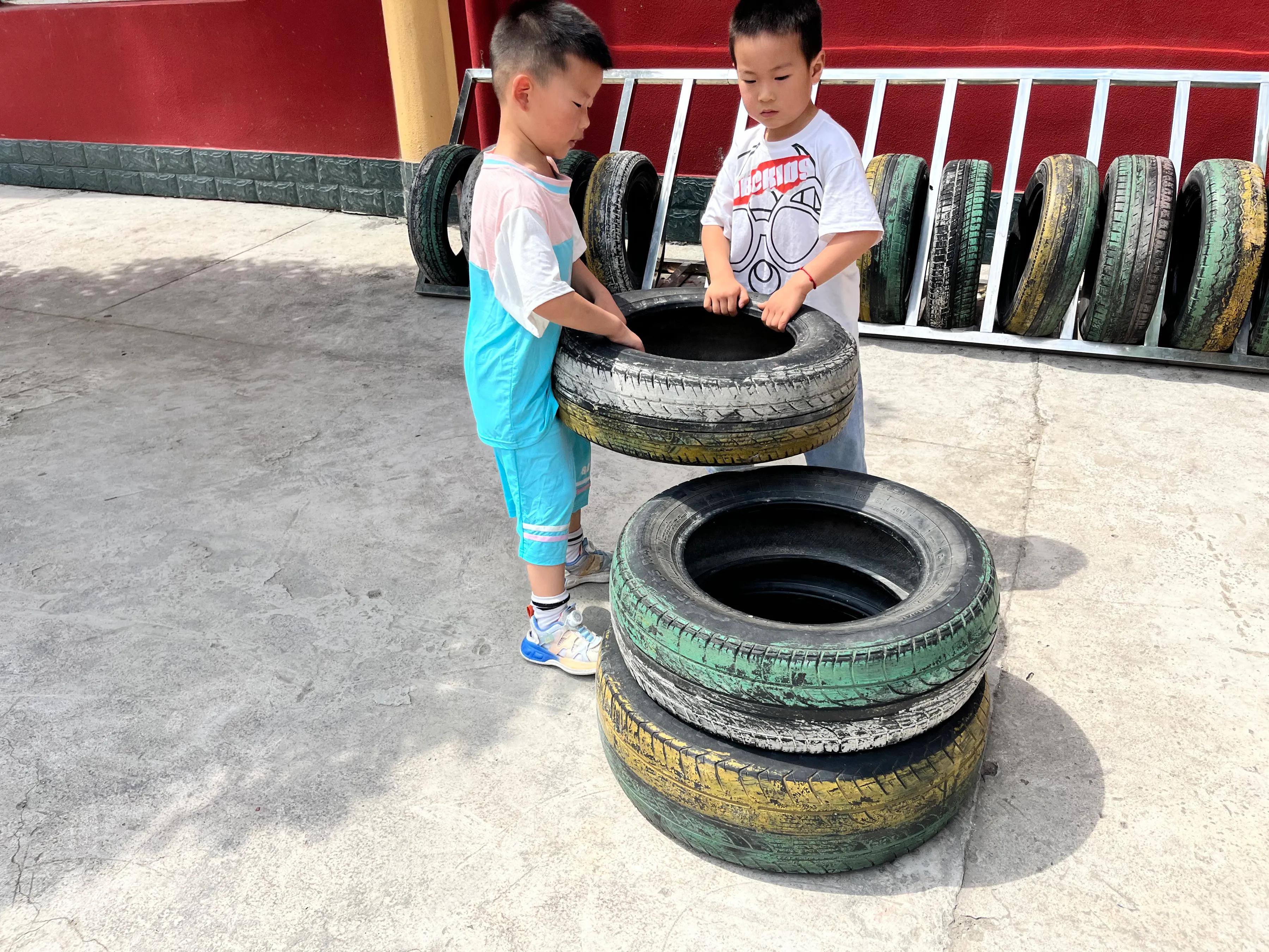 幼儿园室内趣味彩虹布游戏,老虎出洞幼儿园户外游戏