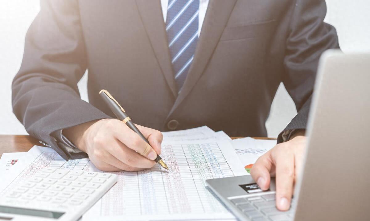 更多爆料：发女子未打码*处私**照的袁久红，是大变态，还是老流氓